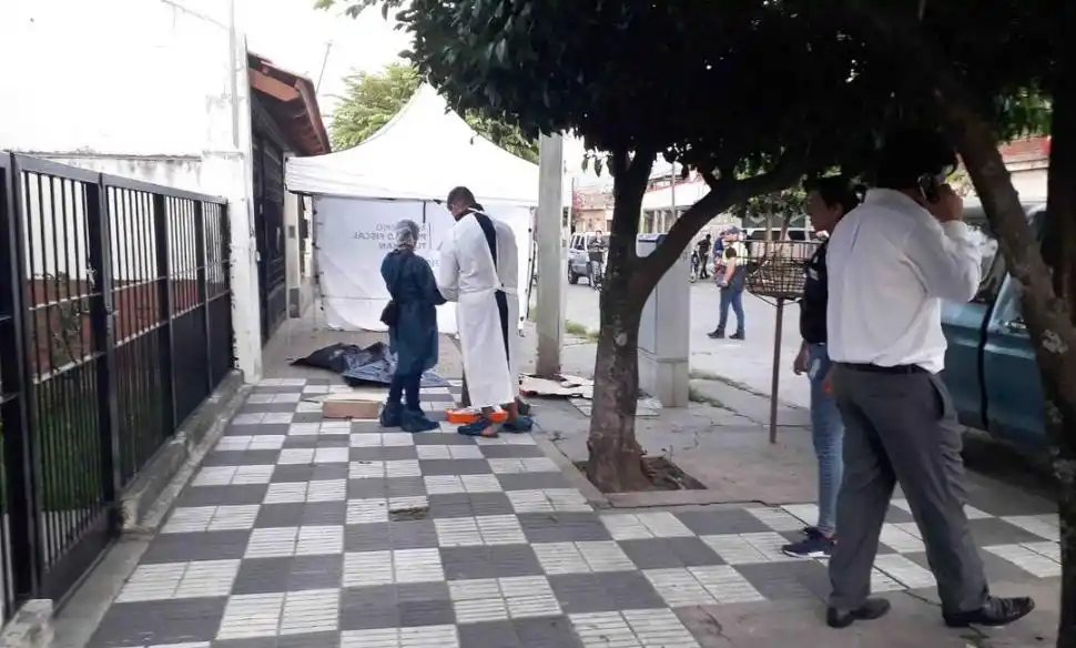 COMPLEJO. Los peritos buscaban huellas o restos de proyectiles.