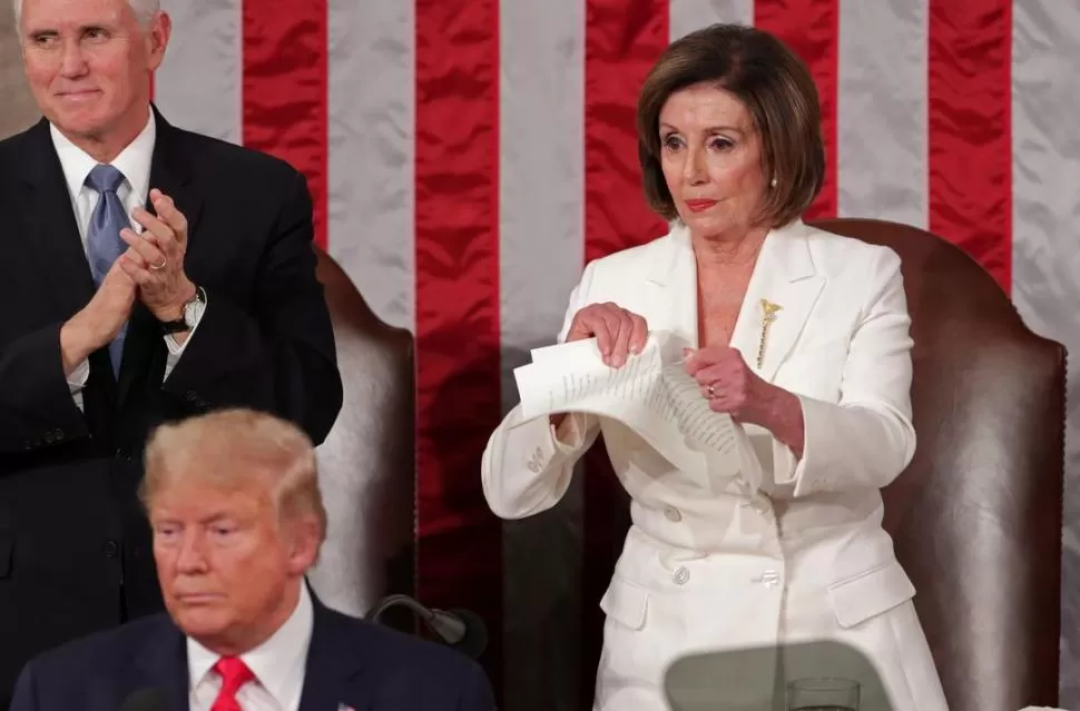LA GRIETA I. Mientras el vicepresidente Mike Pence aplaude, la demócrata Nancy Pelosi rompe el discurso que Trump brindó ante el Estado de la Unión.  fotos reuters
