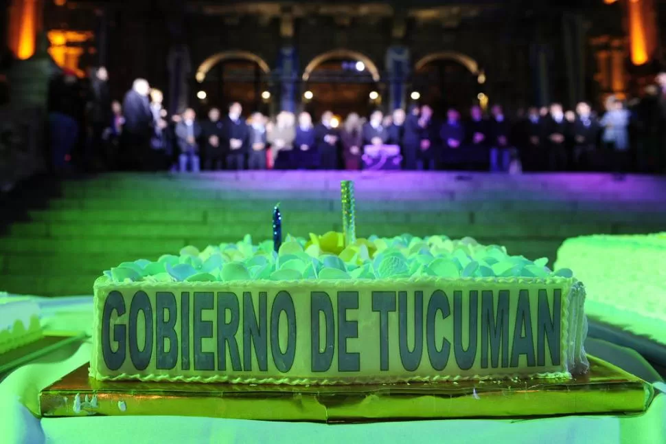 OTRA ÉPOCA. Una de las 200 tortas que cortaron Manzur y Jaldo en la plaza Independencia durante los festejos del Bicentenario, en julio de 2016.  la gaceta / foto de juan pablo sánchez noli