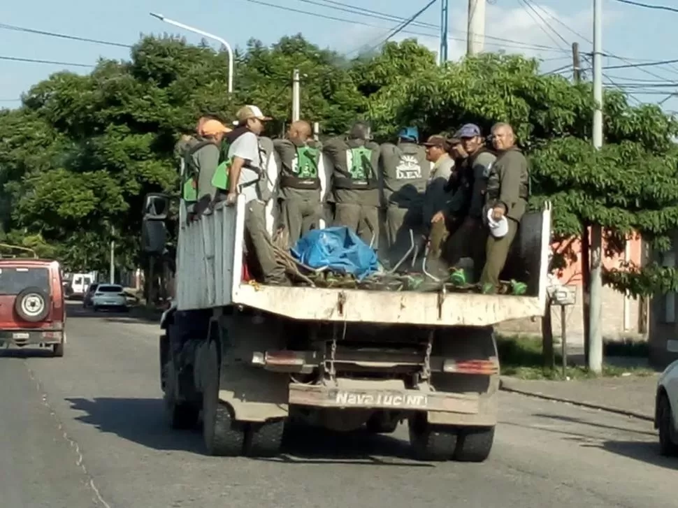 Camión municipal en infracción en Juan B. Justo y Francisco de Aguirre