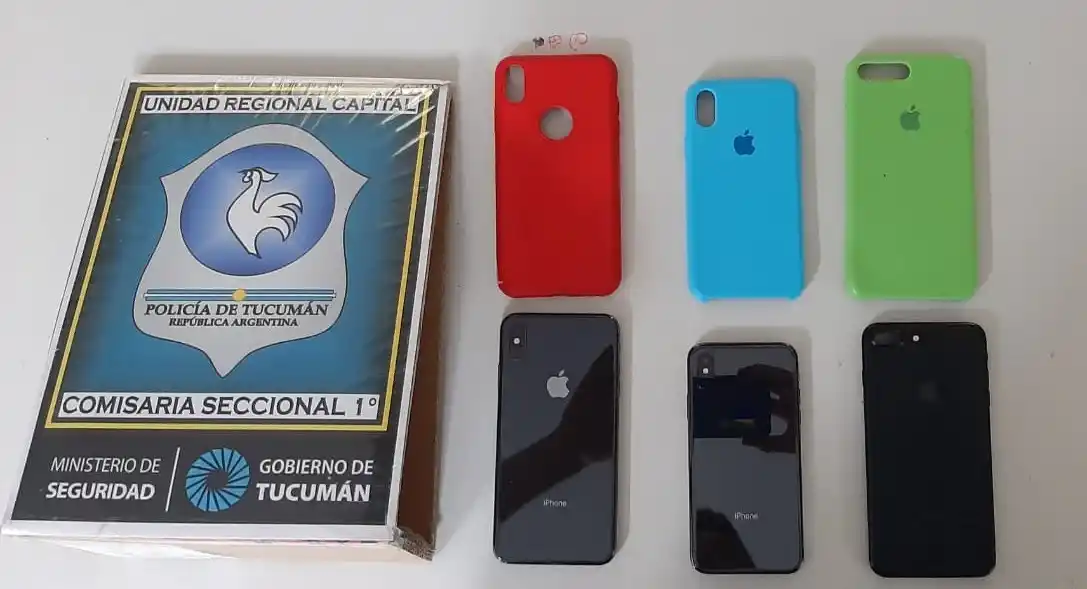 Los celulares que le secuestraron al sospechoso del asalto.