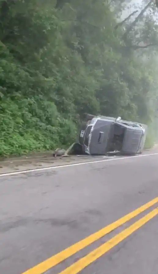 Una camioneta volcó en el trayecto a los Valles.