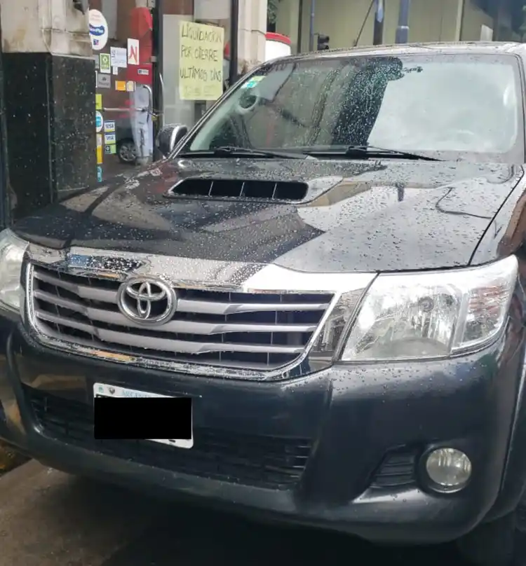 Quedó secuestrada la camioneta en la que habían ido al hotel alojamiento el sospechoso, un amigo y dos mujeres.