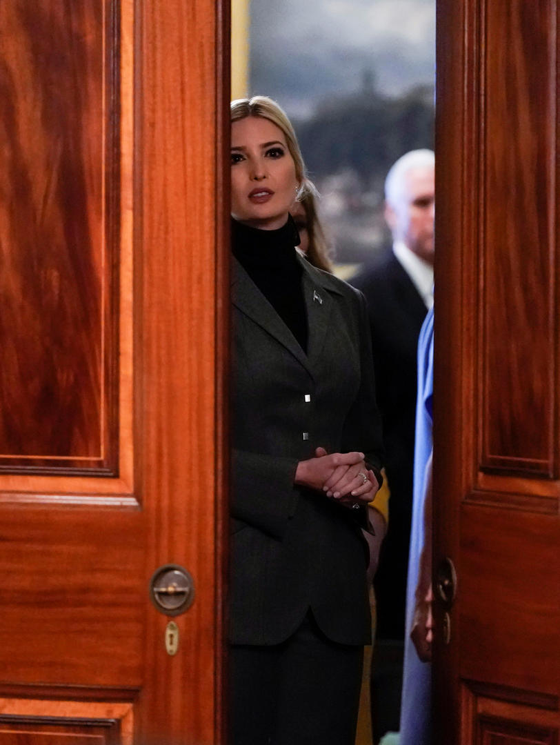EN LA CASA BLANCA. Ivana Marie Trump presenciaba el discurso de su padre, sobre su absolución, en la puerta de la Sala Este de la Casa Blanca. 