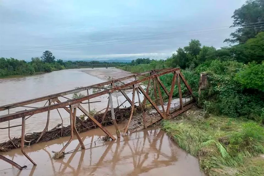Preocupación en el sur porque los restos de un viejo puente bloquean el cauce de un río