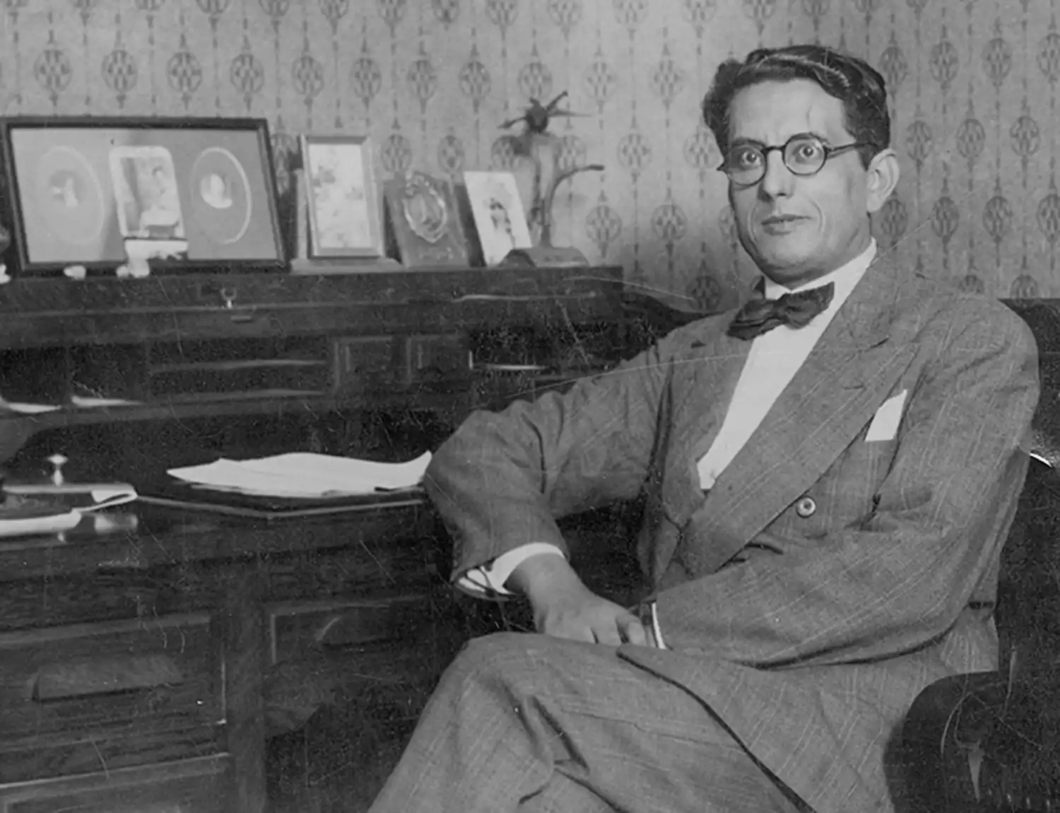 EN LA DÉCADA DE SUS TREINTA. Antonio Posse posa sentado en el escritorio de su casa.