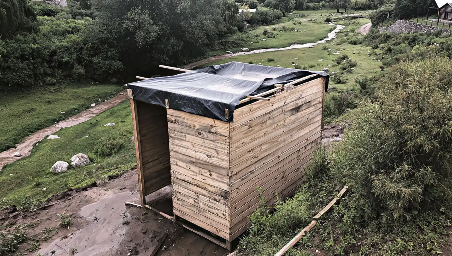 CASAS. Muchas fueron construidas sobre cornisas y terrenos “excavados”.
