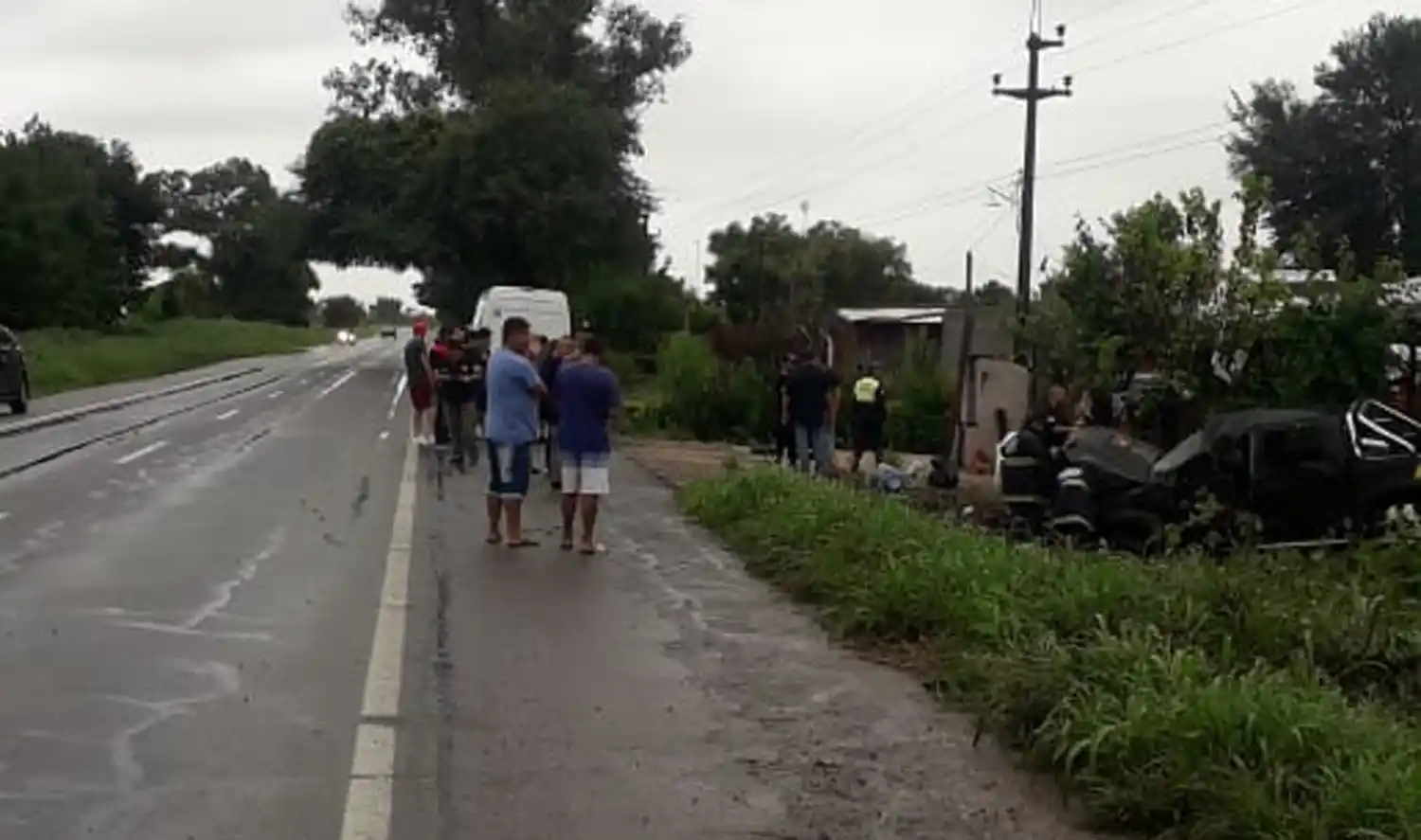 Volcó en La Cocha la camioneta en la viajaban los integrantes de Damas Gratis