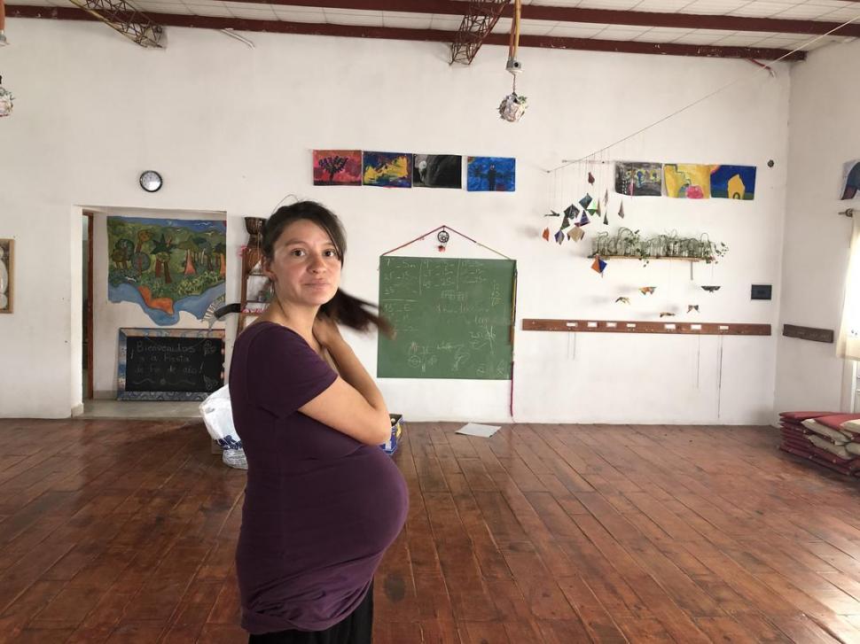 FONDOS. Padres y docentes hacen y venden prepizzas para comprar los materiales, cuenta Lucía López. 