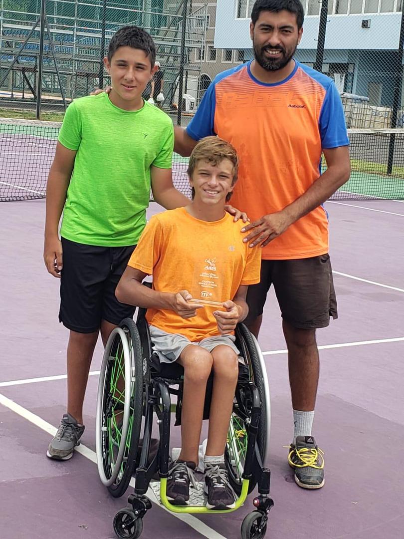 EN EQUIPO. Lazarte, que puede estar de pie; el entrenador, Mendoza y Viaña, trabajan conjuntamente para lograr los mayores éxitos en las canchas de los Lirios Tennis Club y San Pablo Tenis.