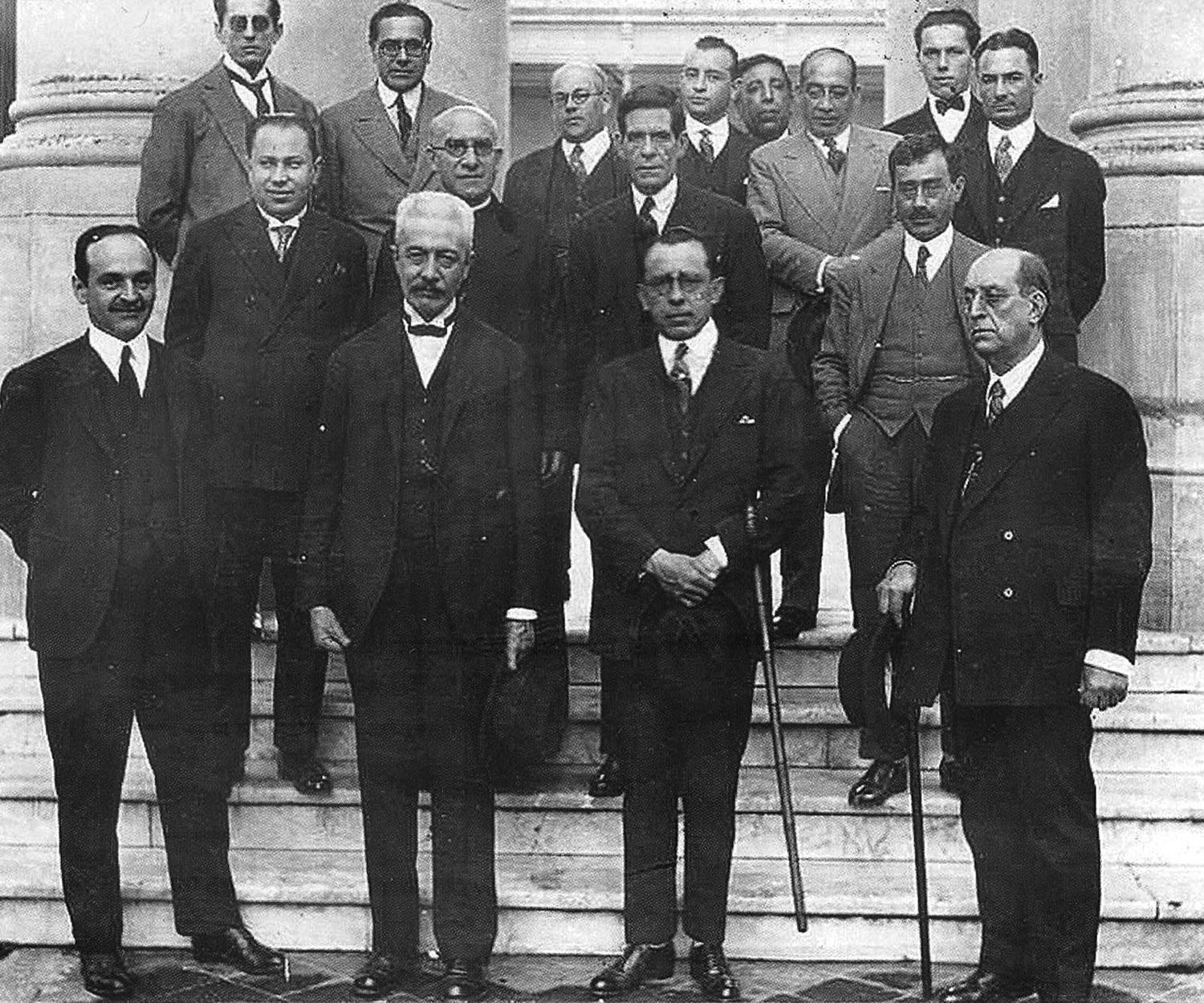 EN LA JUVENTUD. El doctor Torres arriba, al extremo izquierdo, con anteojos negros. Al frente, Juan B. Terán, Miguel Lillo, el gobernador Campero, y el ministro Tomás Chueca.