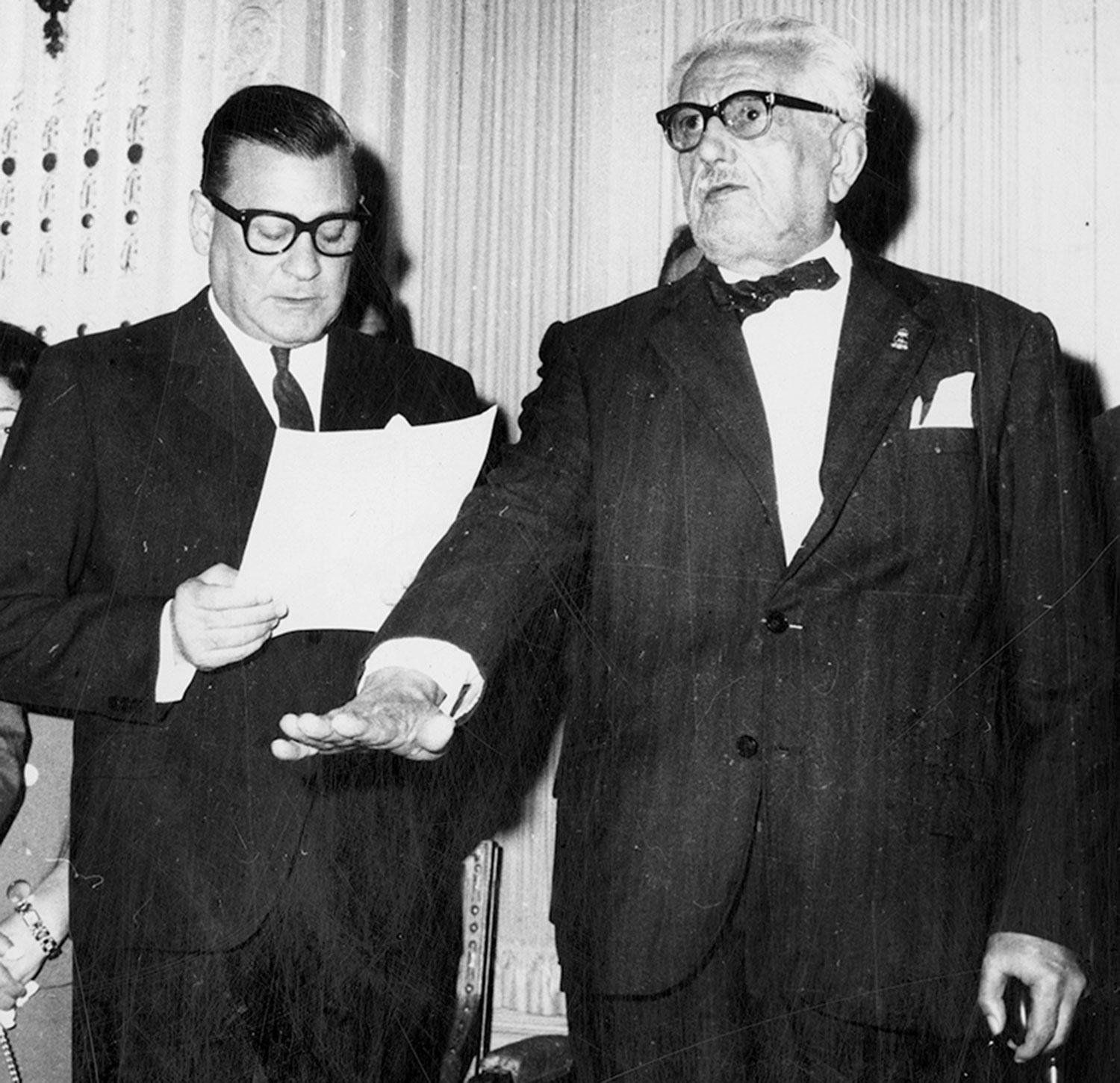 ÚLTIMO CARGO. En 1964, ante el gobernador Lázaro Barbieri, el doctor Torres, jura como presidente del Consejo Provincial de Difusión Cultural.