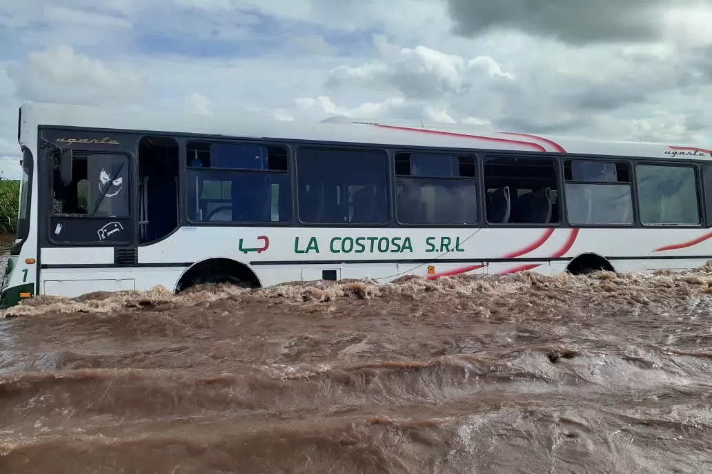 Un colectivo quedó atrapado en el agua en la zona de Las Cejas, en el límite con Santiago del Estero.