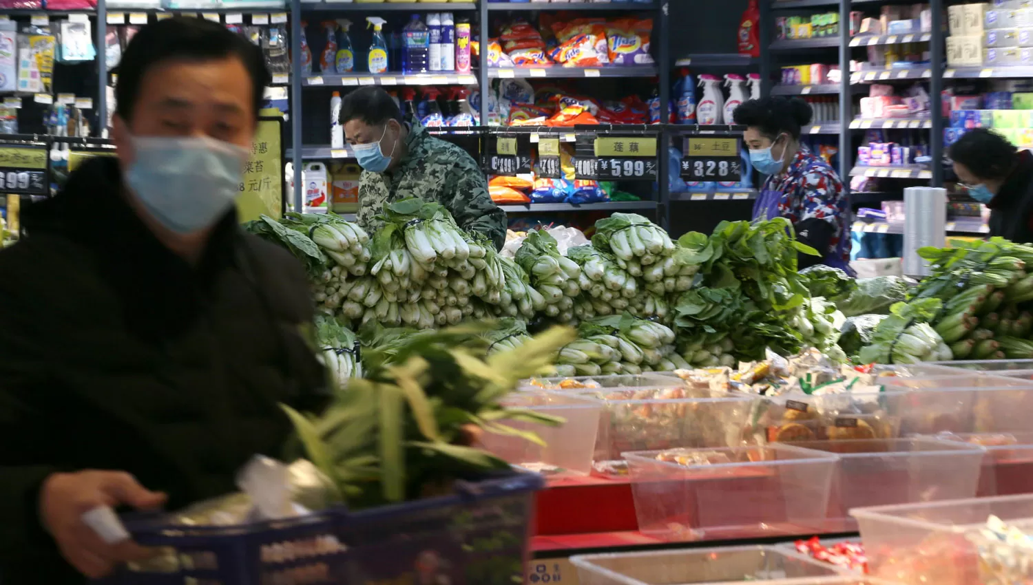 CON BARBIJO. Una imagen que se repite en los supermercados de Wuhan, en China, debido al brote de coronavirus.
