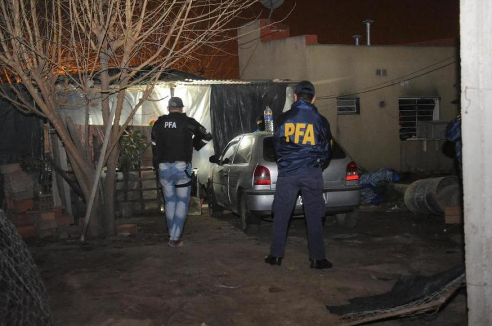 ALLANAMIENTO. En una cámara séptica de la casa del barrio Néstor Kirchner se hallaron los 41 kg de droga.  