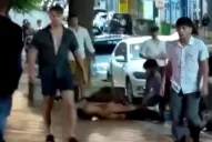 Un video registra a uno de los rugbistas chuparse los dedos ensangrentados