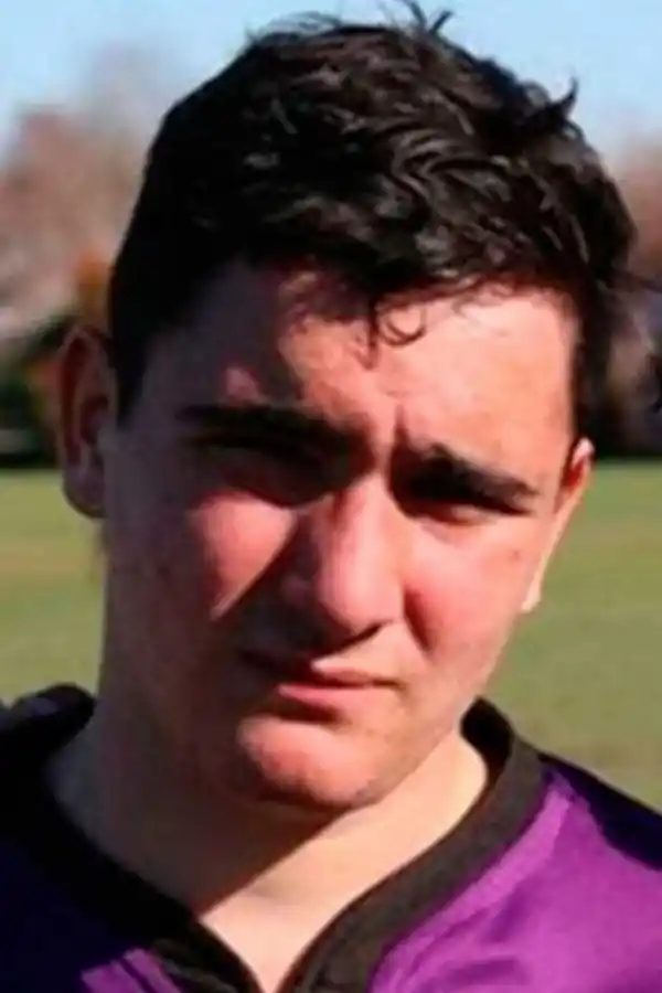 Un video registra a uno de los rugbistas chuparse los dedos ensangrentados