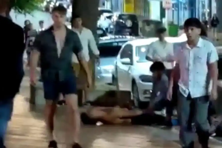 LA ESCENA. Fernando Báez Sosa en el suelo, luego de sufrir la mortal agresión de los rugbistas de Zárate.