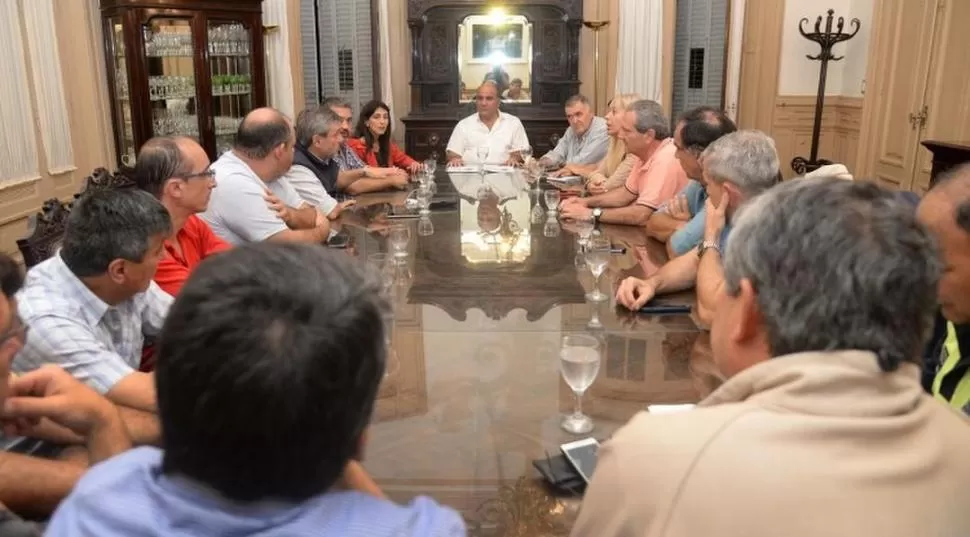 EN CASA DE GOBIERNO. Manzur encabezó una reunión de funcionarios. 
