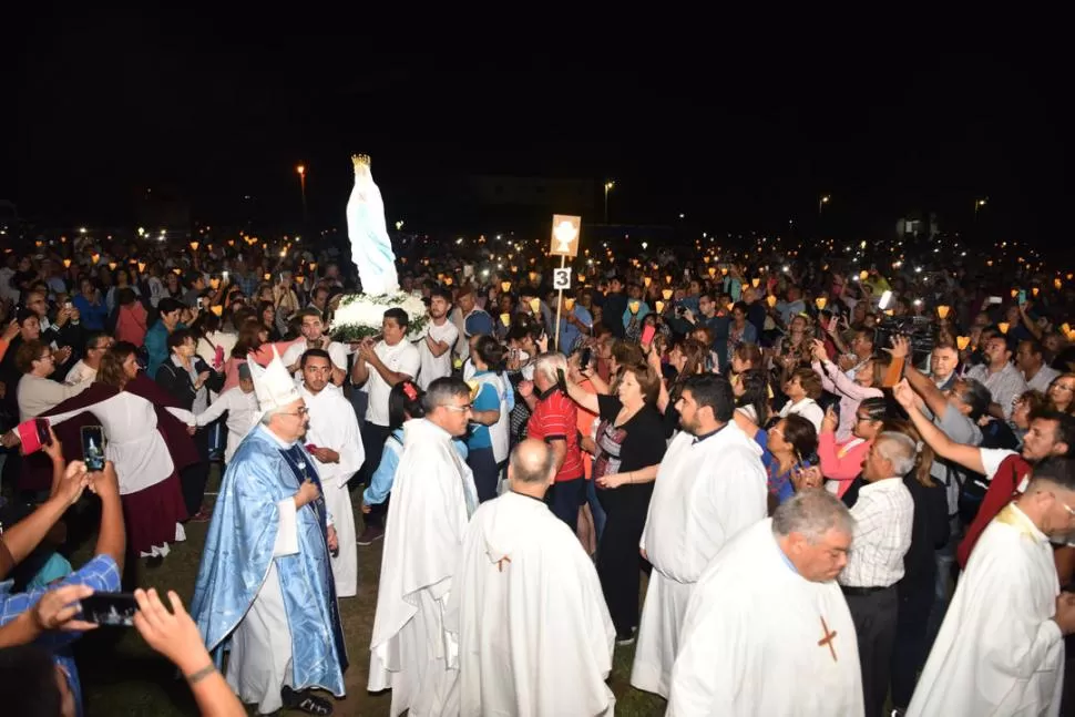 PROCESIÓN CON ANTORCHAS. La imagen de Nuestra Señora de Lourdes es despedida con velas encendidas después de la misa que ofició el arzobispo, monseñor Carlos Sánchez. la gaceta / fotos de osvaldo ripoll 
