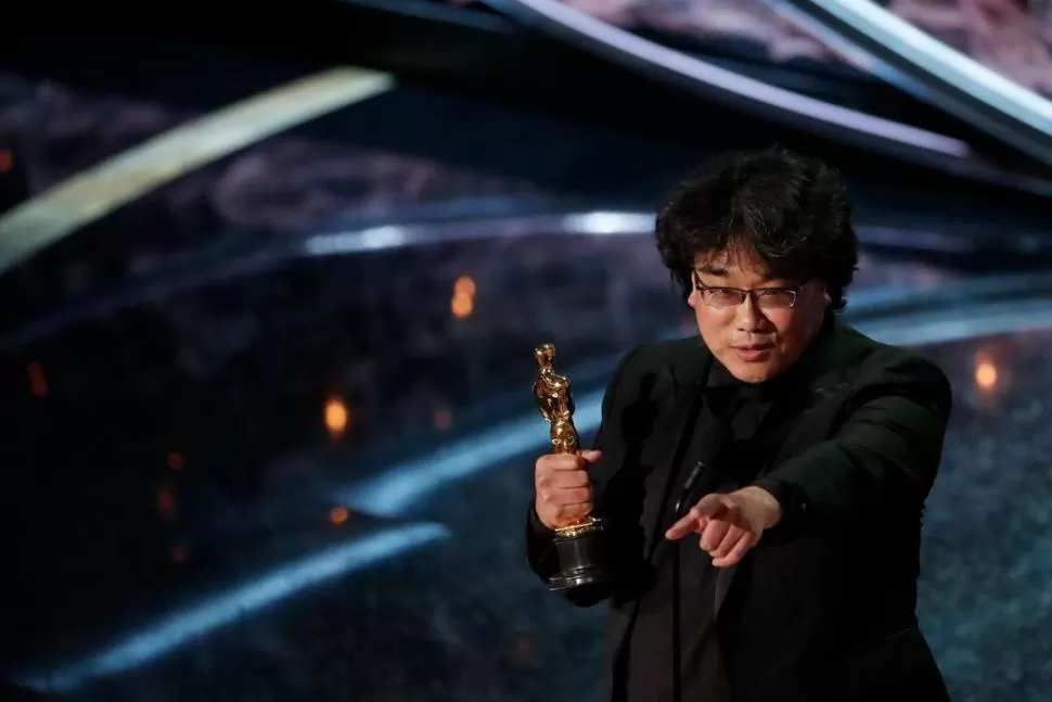 HIZO HISTORIA. El director surcoreano Bong Joon Ho durante su discurso luego de recibir el Oscar como mejor director por “Parásitos”. fotos reuters