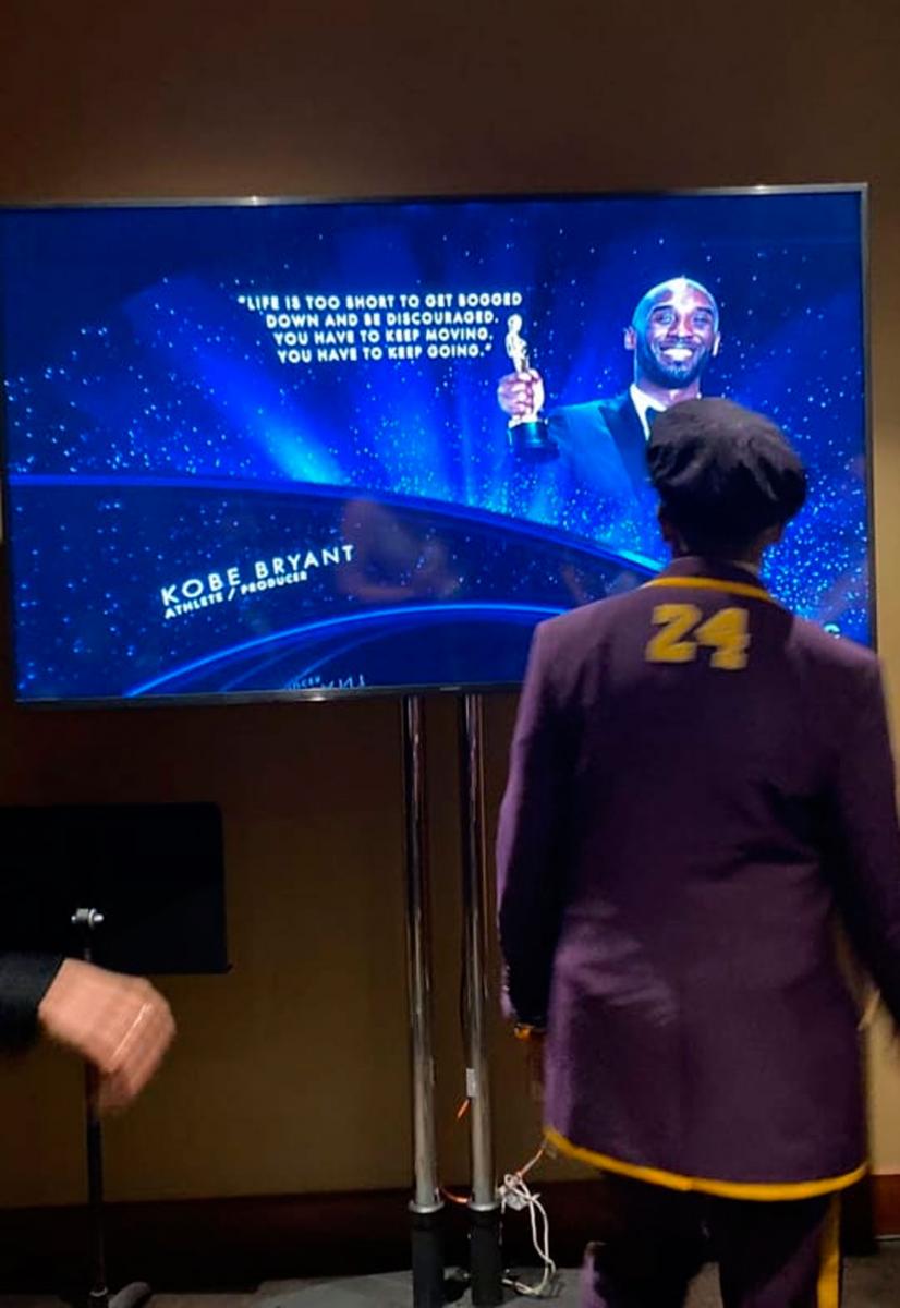 IN MEMORIAM. Spike Lee mirando el homenaje a los fallecidos, con su traje en honor a Kobe Bryant.