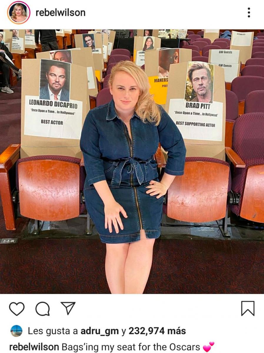 LA MÁS ENVIDIADA. Rebel Wilson se sentó entre Leo DiCaprio y Brad Pitt, y lo compartió en redes sociales.