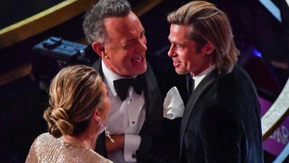 RISAS. Rita Wilson, Tom Hanks y Brad Pitt charlando. 