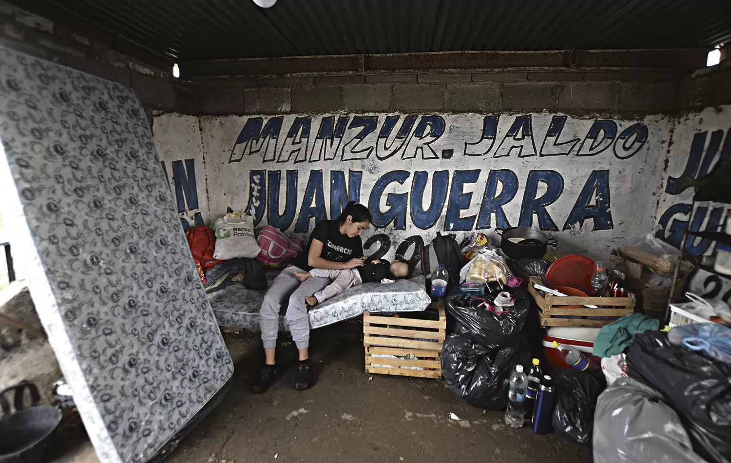 REFUGIADA EN UNA PARADA DE ÓMNIBUS. Clara González y su familia alcanzó a instalarse en el lugar para protegerse de la lluvia; allí puso parte de sus pertenencias. 