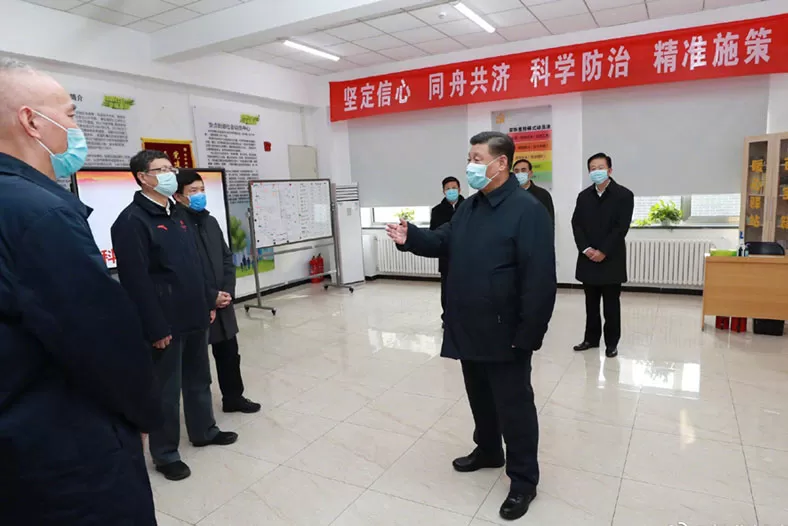 VISITA. El presidente de China, Xi Jinping, llegó por primera vez a la comunidad de Anhuali, en el distrito de Chaoyang, para comprender la situación básica de prevención del coronavirus. TÉLAM