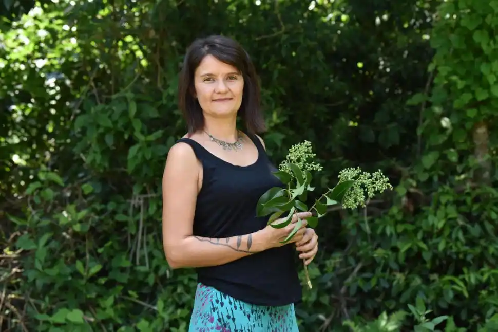 EXPERTA. Priscila Powell y una rama llena de frutos aún no maduros. GENTILEZA PRISCILA POWELL (IER)