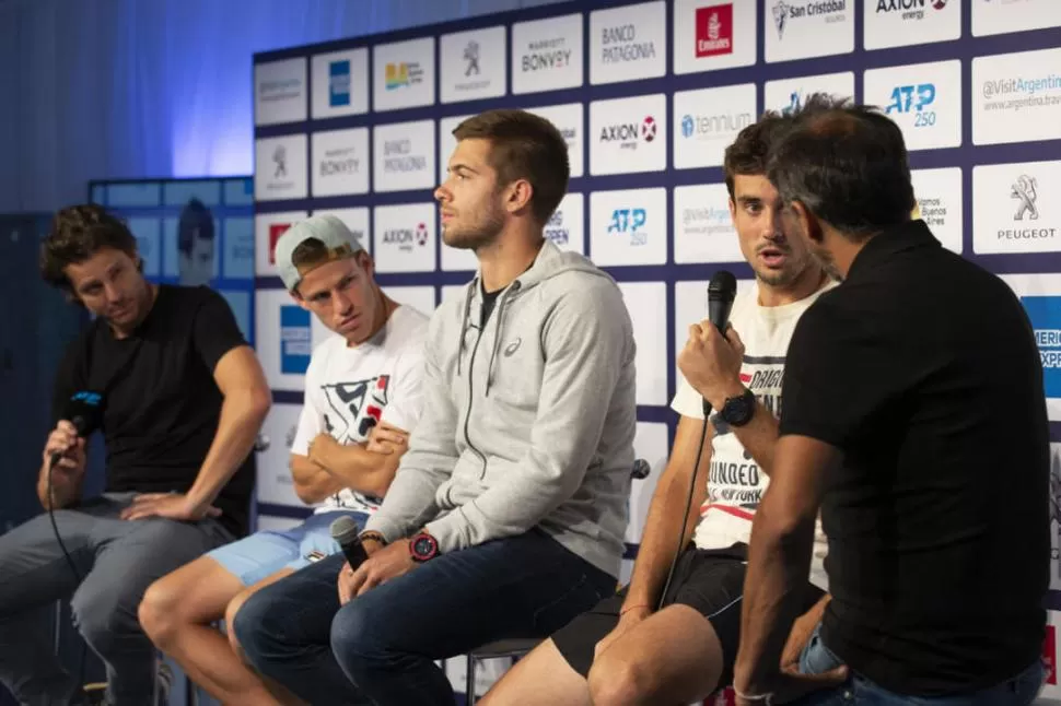 SIN PRESIÓN. Schwartzman (de gorra) y Pella (con el micrófono) contaron sus expectativas durante la conferencia de prensa. argentina open tennis