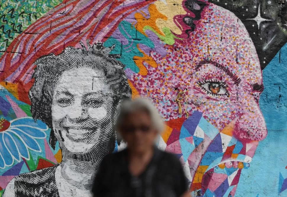 MEMORIA. Luego del asesinato a tiros, en 2018, el rostro de Marielle llenó las calles de Río de Janeiro.  reuters