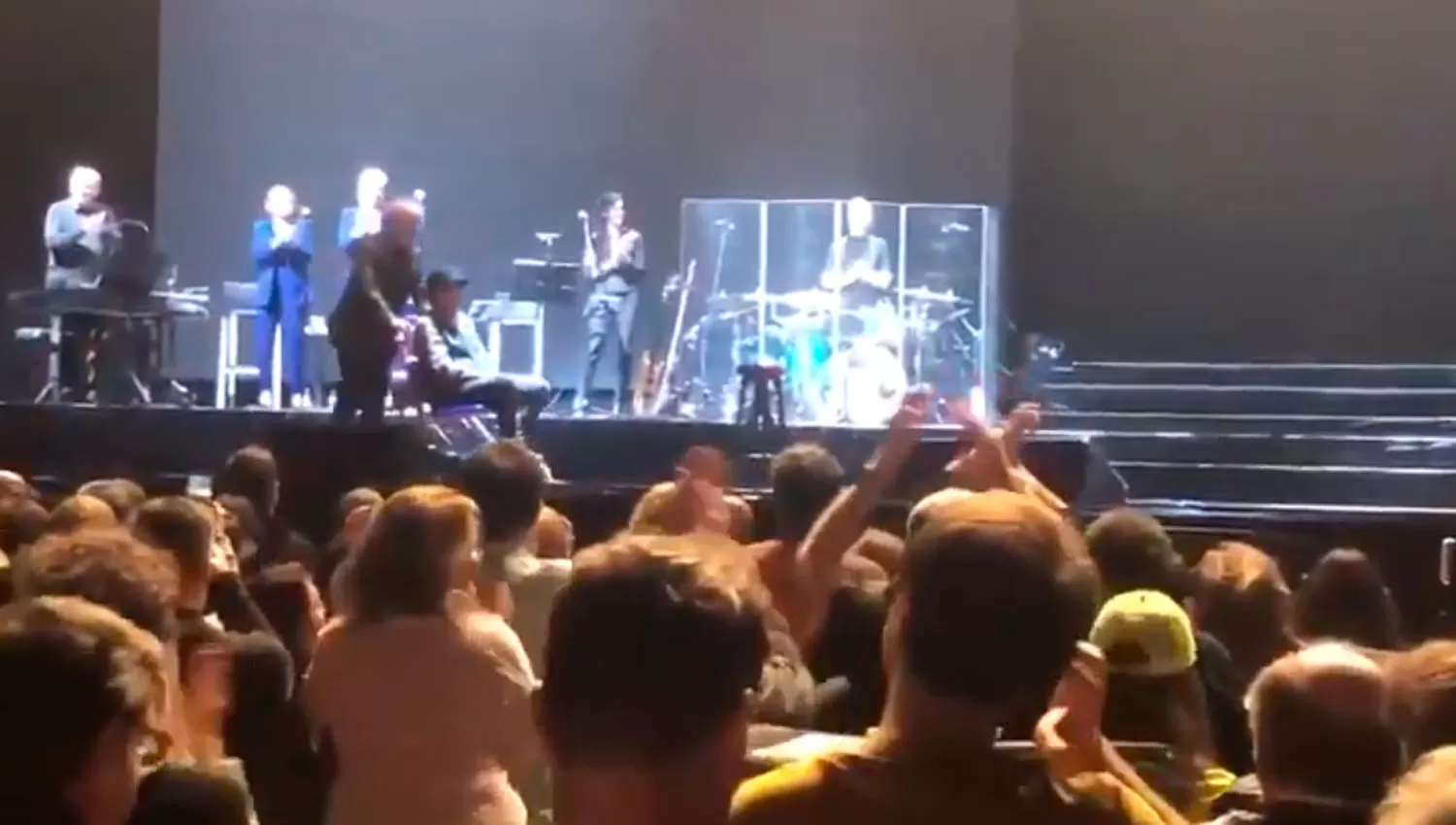 Joaquín Sabina se cayó del escenario durante un concierto en Madrid