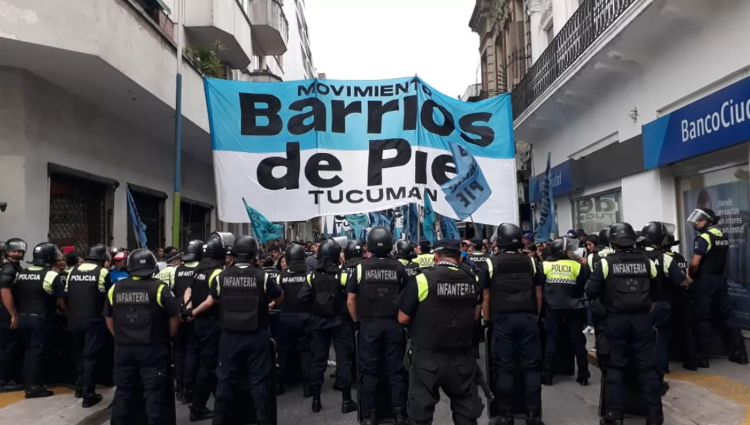Militantes de Barrios de Pie intentarán manifestarse frente al teatro Mercedes Sosa.