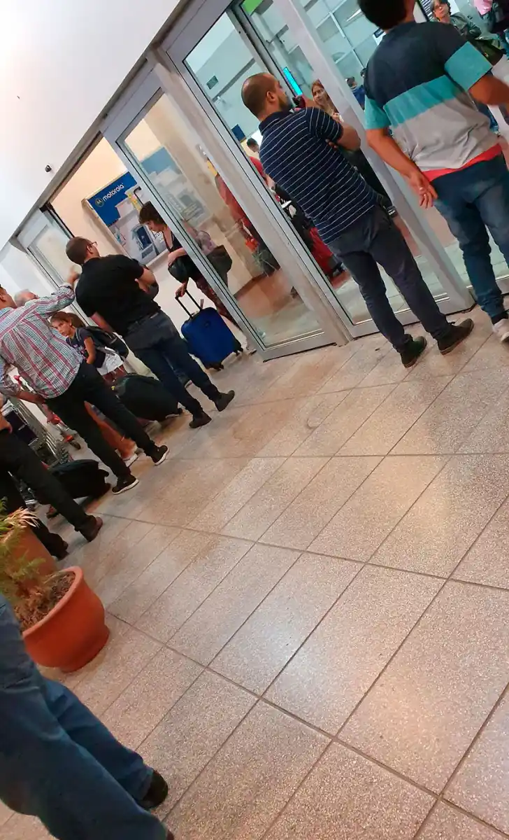 Este es el único aeropuerto del país donde los choferes se pelean en la puerta