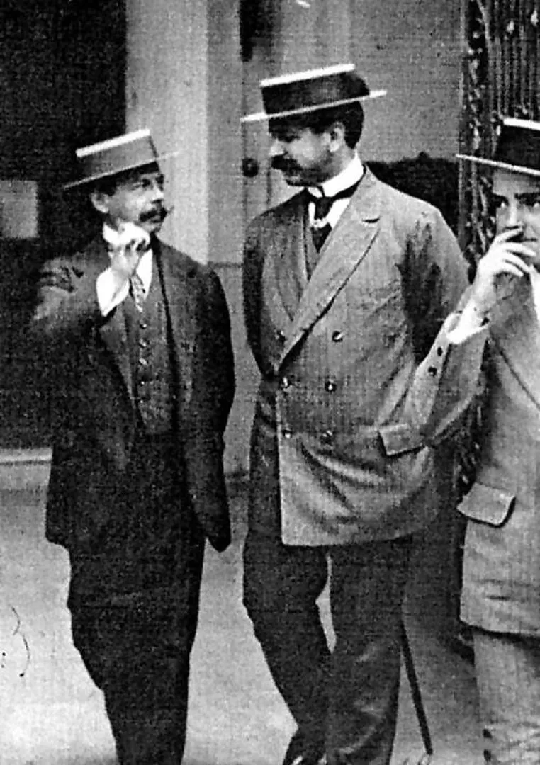ERNESTO PADILLA. Aparece a la derecha, en una foto de los años 1910, conversando con el doctor Ricardo Frías. 