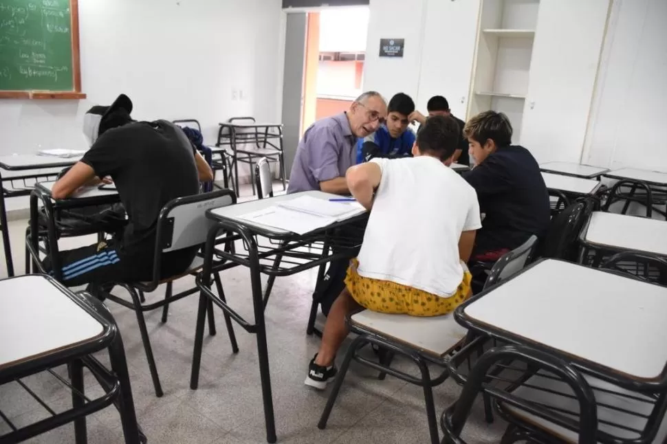 CLASES. Un profesor enseña a un grupo de alumnos en el Ciidept. prensa ministerio de educación