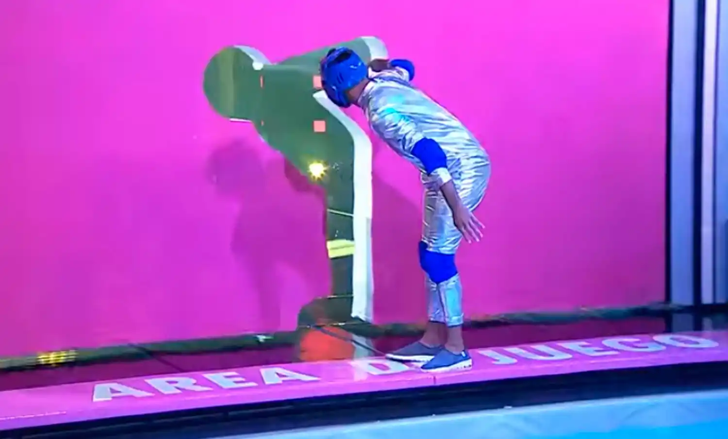 AZUL. El muro que no logró pasar Tyago.