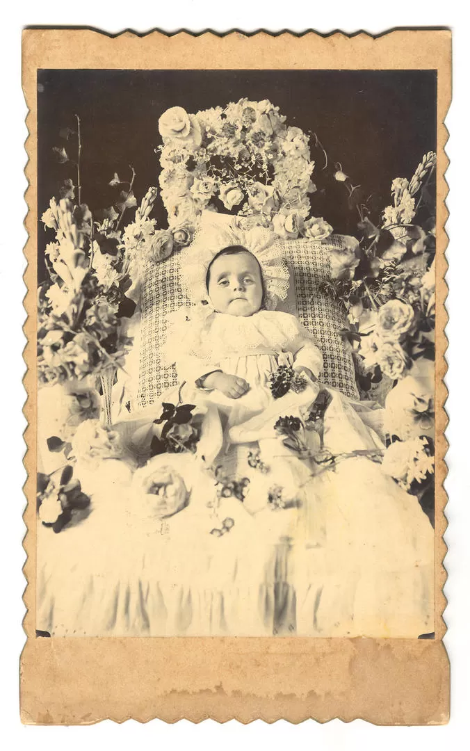 UN “ANGELITO”. Foto de archivo, de los años 1910, de un niño yacente en la caja fúnebre. 