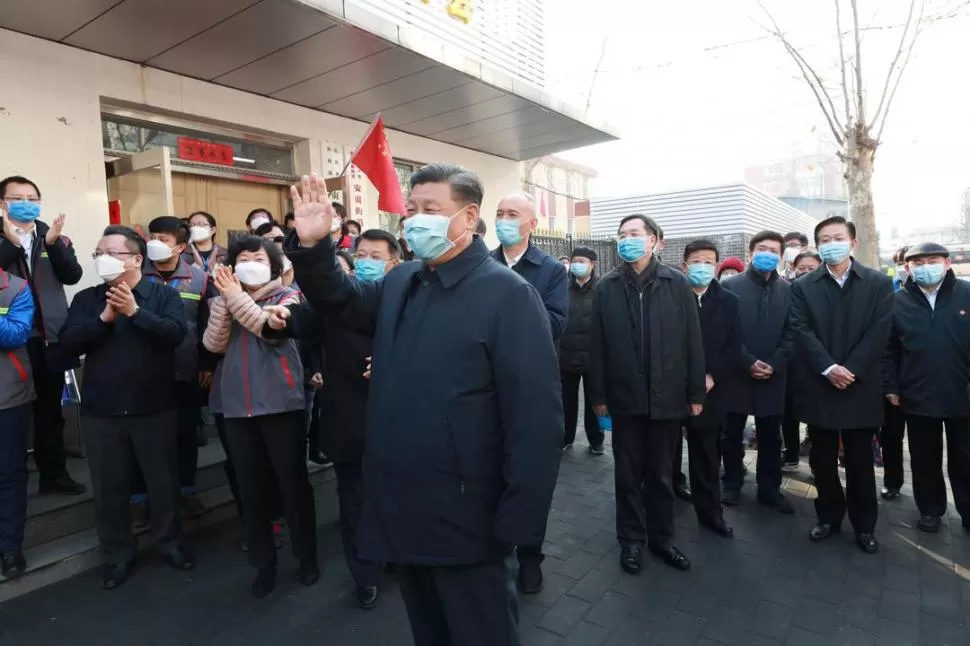 PRESENCIA. Xi Jinping inspecciona las instalaciones de un centro de control de epidemias, en Pekín.  reuters