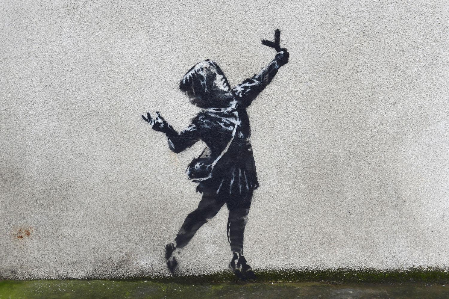 Una niña con una gomera y una mancha de sangre son los componentes del supuesto mural de Banksy.