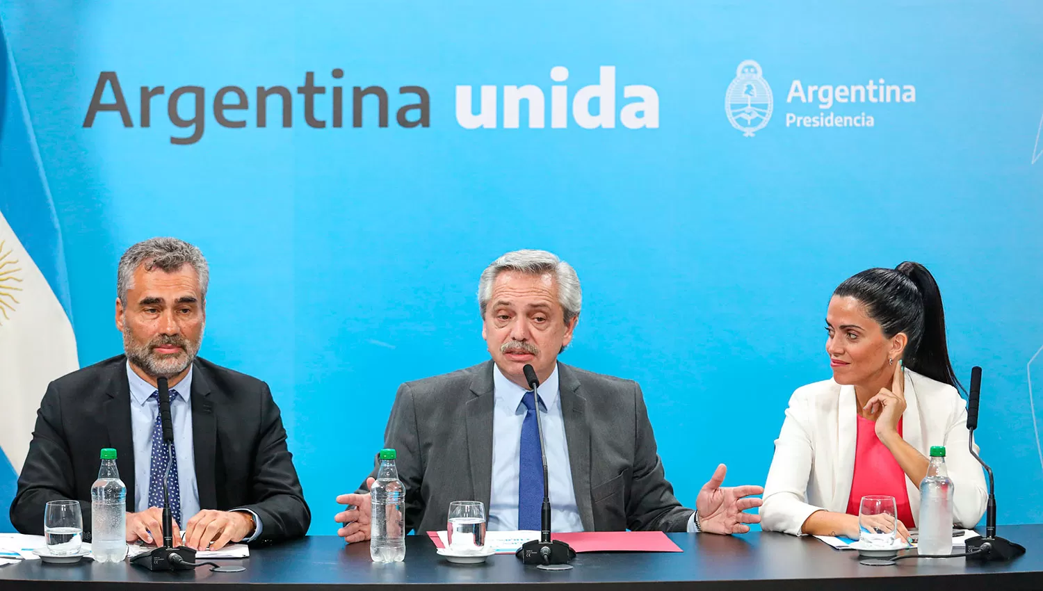DETALLES. El presidente Alberto Fernández anuncia el incremento, junto con Alejandro Vanoli, titular de la Anses, y Luana Volnovich, del PAMI. 