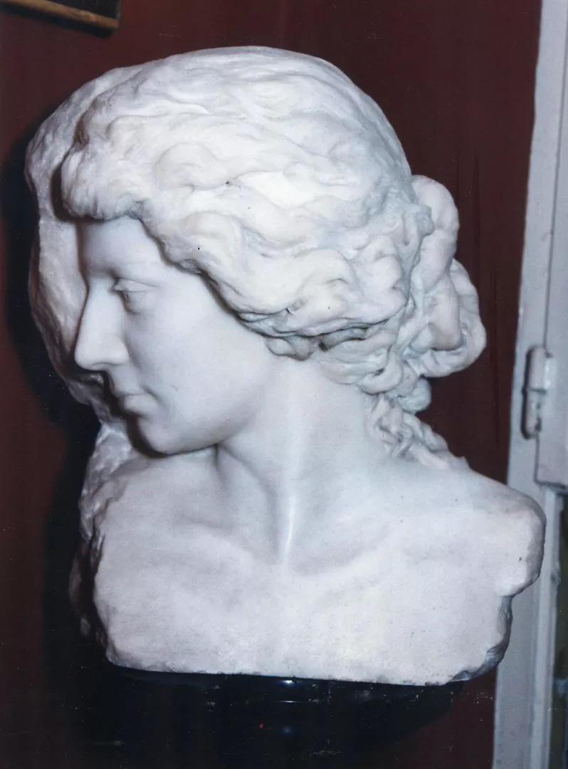 LOLA MORA. Autorretrato en mármol, que la gran escultora obsequió al doctor Alberto de Soldati. 
