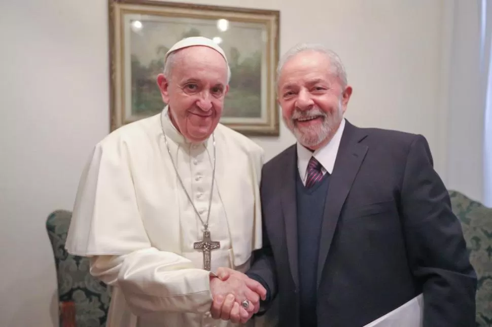 UN ENCUENTRO AFABLE. El Papa argentino y el ex presidente de Brasil sonríen mientras se saludan en Santa Marta. twitter@LulaOficial