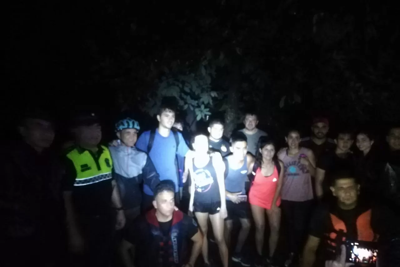 Susto en el pedemonte: adolescentes debieron ser rescatados en el sendero del Funicular por las fuertes lluvias