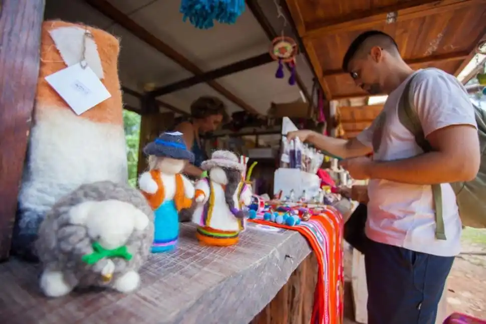 LAGOFERIANTES. En la feria se vende artesanías, indumentaria y postres.