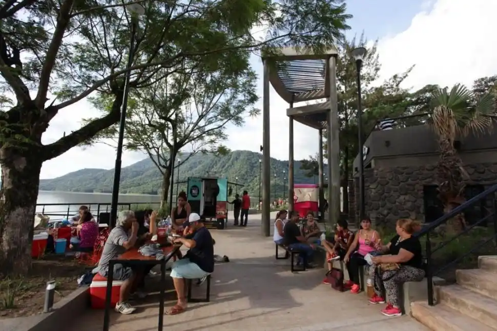 PERILAGO. El complejo Puerto Argentino cuenta con mesas para picnic.
