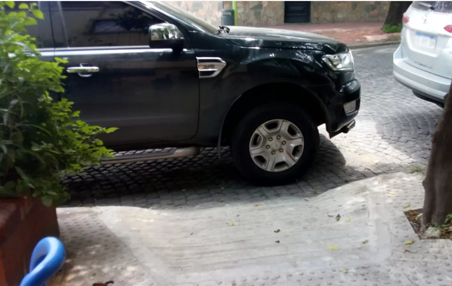 Una Ford Ranger bloquea la rampa en Entre Ríos y Lavalle. Domingo 16.02.2020