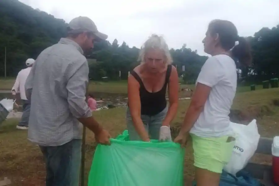 TRABAJO EN EQUIPO. Pobladores de la zona y visitantes se pusieron manos a la obra para transformar la villa turística en un sitio mejor. 